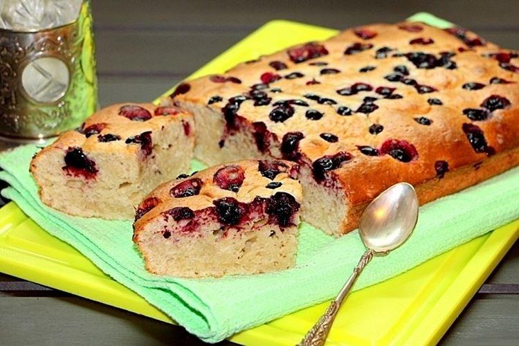 Банановый пирог с ягодами в духовке - рецепты