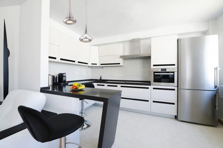 Барная стойка в стиле хай-тек для кухни