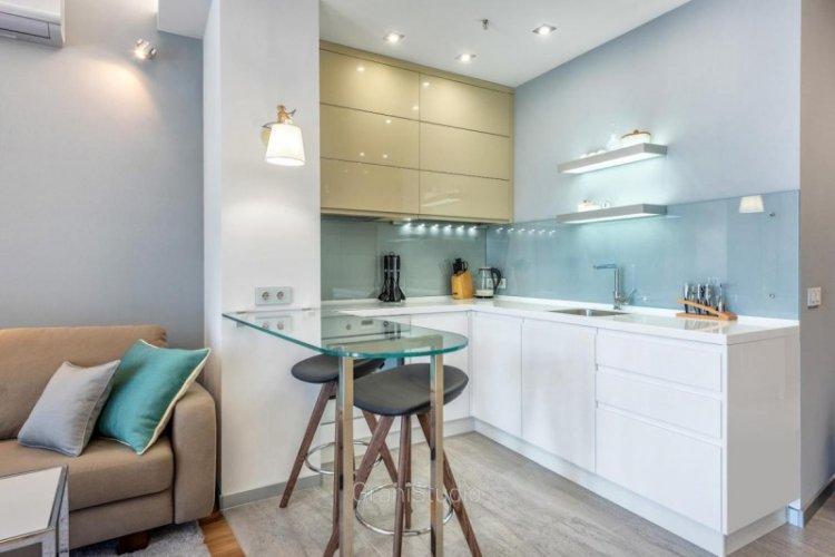 Белая угловая кухня - дизайн интерьера фото