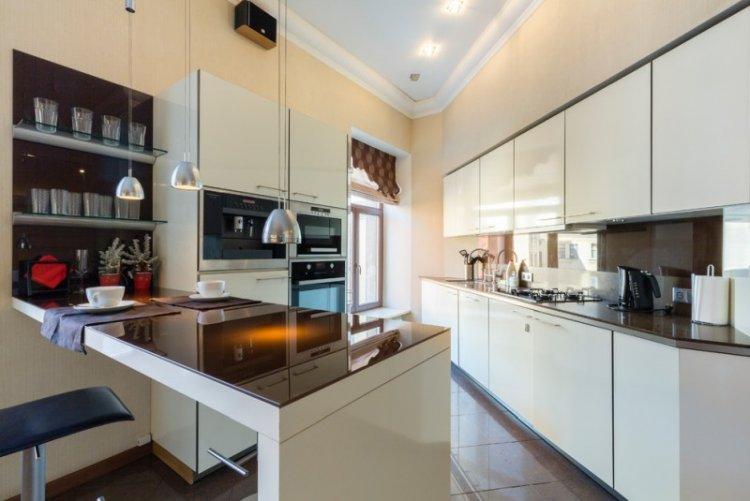 Белая глянцевая кухня - дизайн интерьера фото