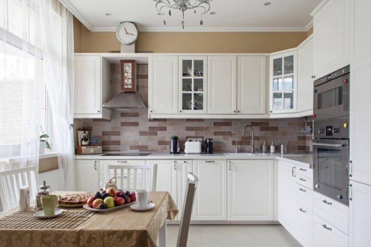Белая кухня с белой столешницей в классическом стиле - Дизайн интерьера