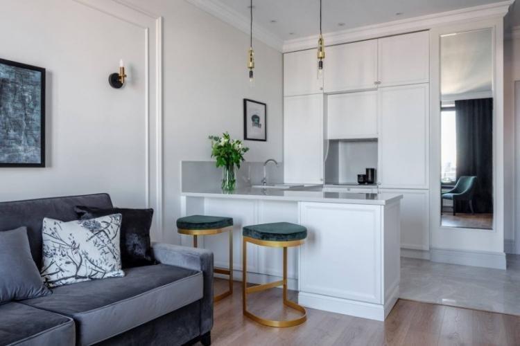 Какой фартук выбрать - Дизайн белой кухни с белой столешницей