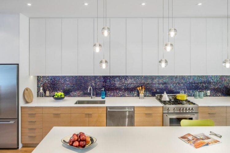 Глянцевая белая кухня с белой столешницей - дизайн фото