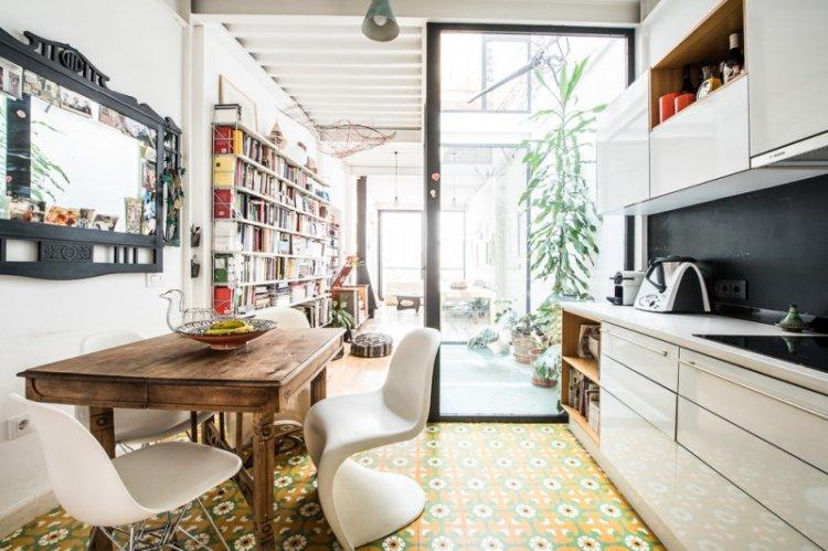 Глянцевая белая кухня с белой столешницей - дизайн фото