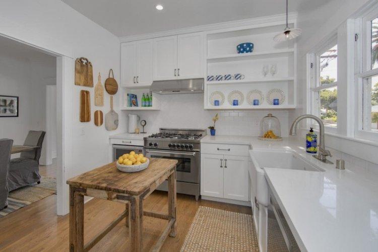 Угловая белая кухня с белой столешницей - дизайн интерьера