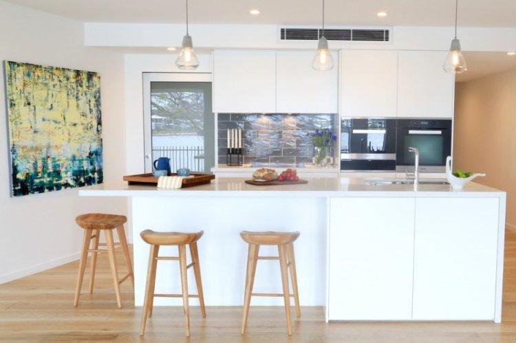 Черно-белая кухня с белой столешницей - дизайн фото