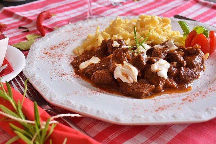 Гуляш из куриной печени - рецепты