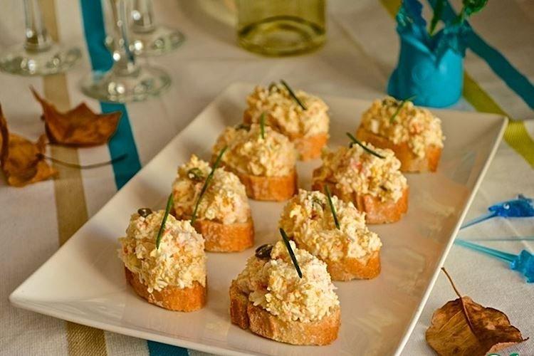 Бутерброды с крабовым салатом на Новый год 2021 - рецепты