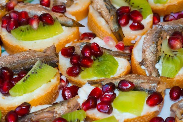 Бутерброды со шпротами и киви - рецепты
