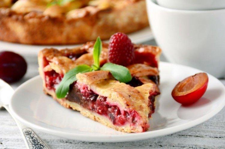 Быстрый пирог со сливами к чаю - рецепты