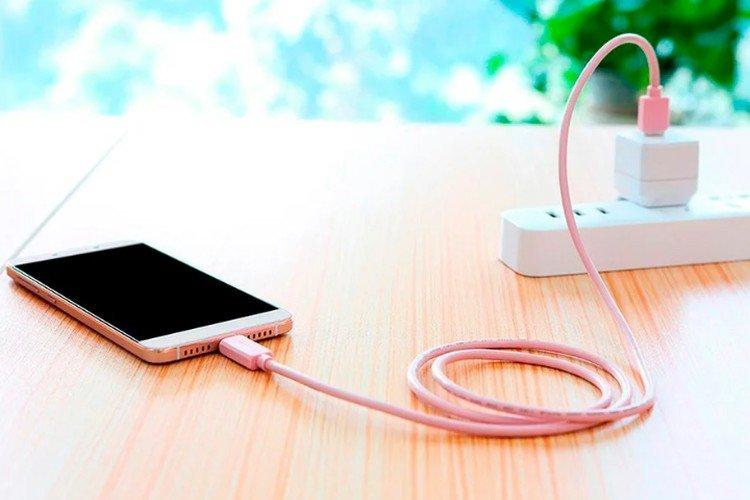 Проверка кабеля и блока питания - Что делать, если не включается телефон