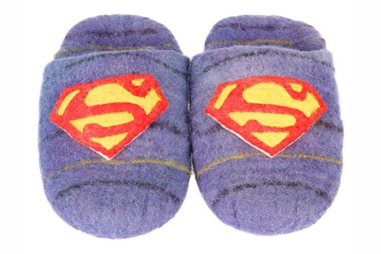 Забавные домашние тапочки - Что подарить мальчику на Новый год 2021