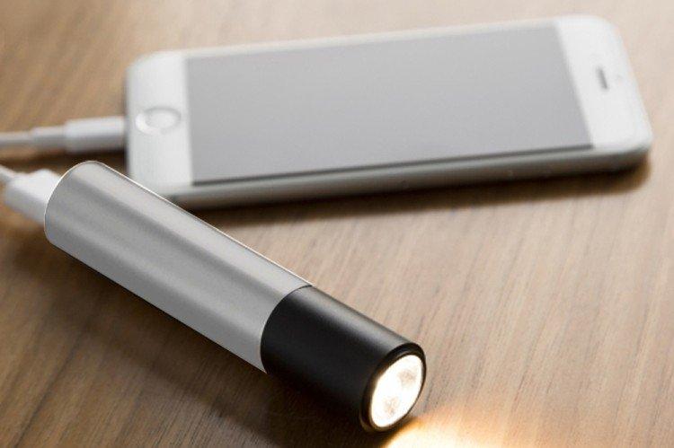 Внешнее зарядное устройство - Что подарить маме на Новый год 2021