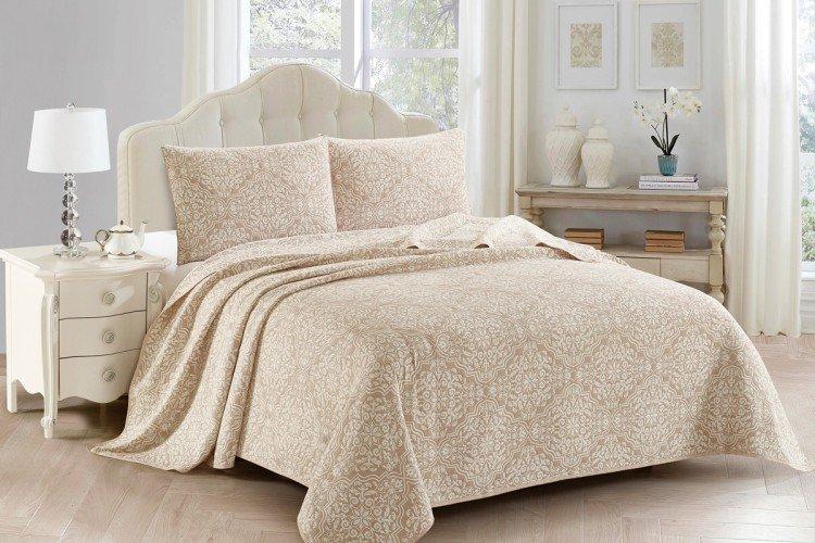 Покрывала и скатерти - Что подарить на свадьбу молодоженам