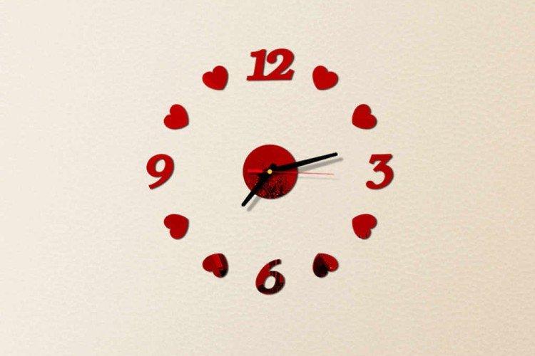 Настенные часы-стикеры с цифрами в виде сердечек - Что подарить на свадьбу молодоженам