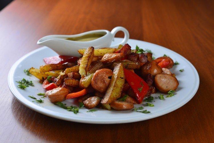 Картошка в соевом соусе с перцем и колбасками - Что приготовить из картошки рецепты