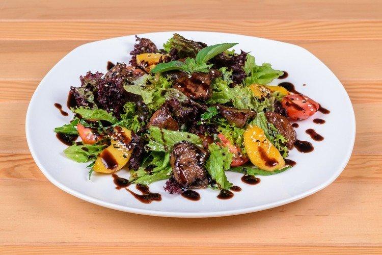 Теплый салат с куриной печенью и грибами - Что приготовить из куриной печени