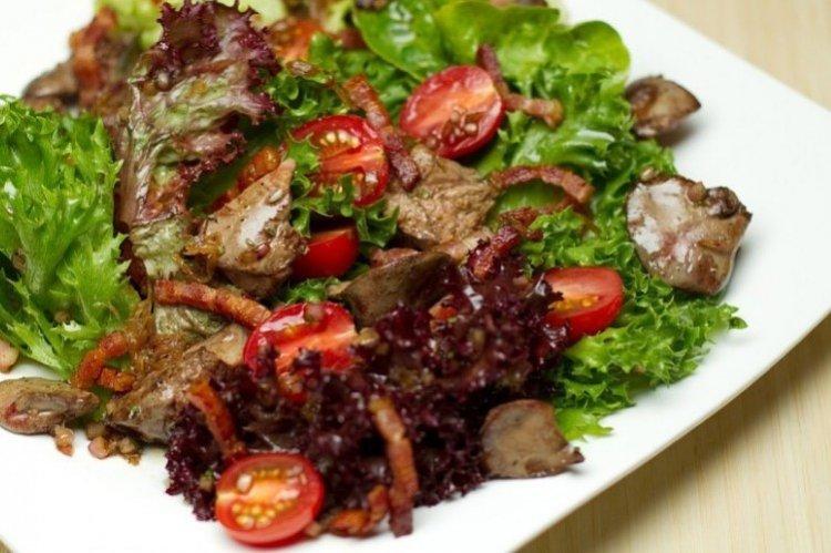 Теплый салат с куриной печенью и сыром - Что приготовить из куриной печени