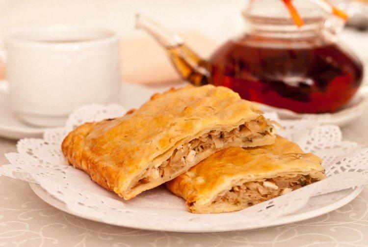 Слоеный пирог с мясом и капустой - Что приготовить из слоеного дрожжевого теста