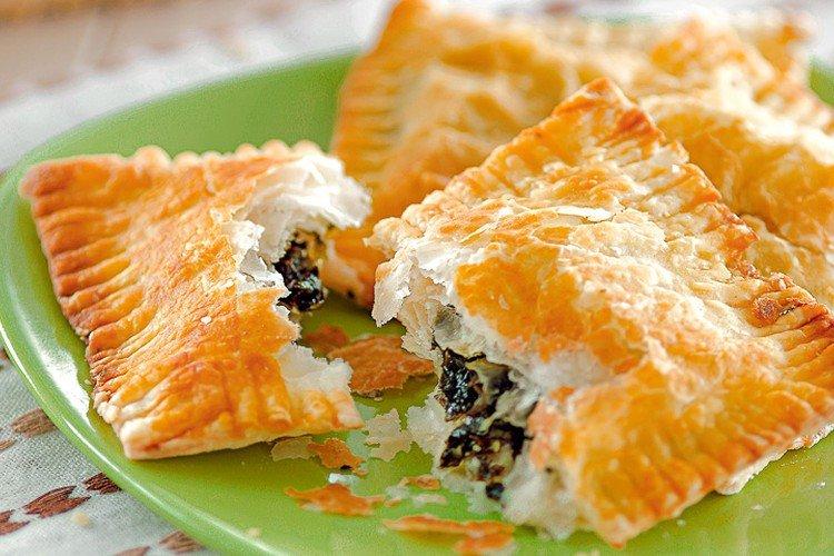 Слойки с щавелем - Что приготовить из слоеного дрожжевого теста