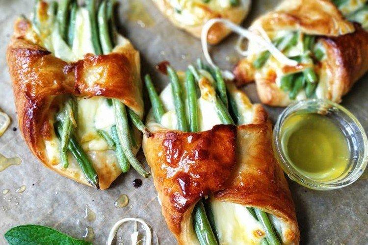 Слойки с сыром и спаржевой фасолью - Что приготовить из слоеного дрожжевого теста