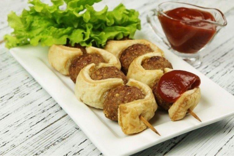 Мясные «змейки» на шпажках - Что приготовить из слоеного теста рецепты