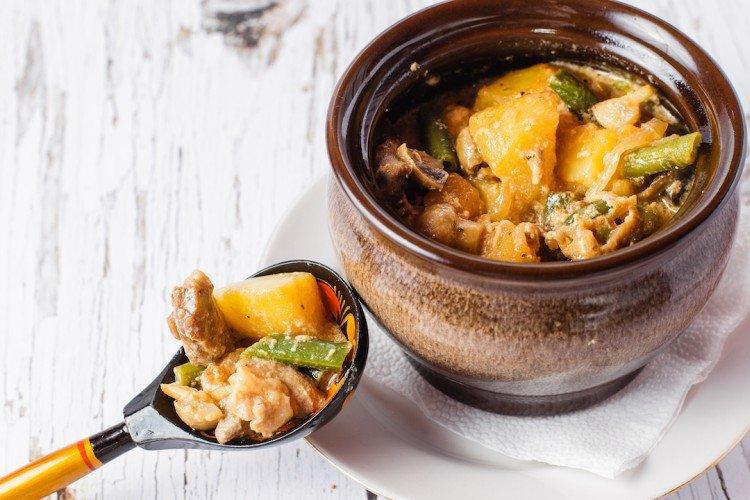 Свинина с картофелем в горшочке - Что приготовить из свинины