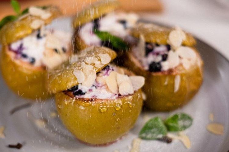 Запеченные яблоки с творогом - Что приготовить из творога