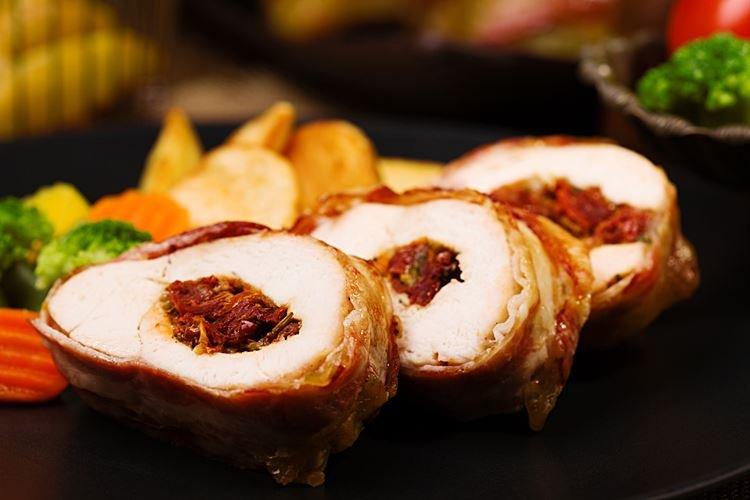 Рулет из индейки с вялеными томатами - Что приготовить на Новый год 2021 рецепты