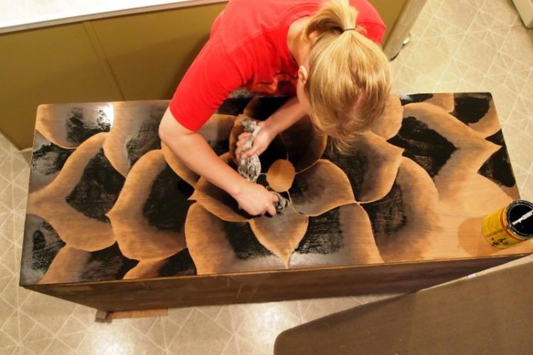 Декор старого стола своими руками - фото и идеи