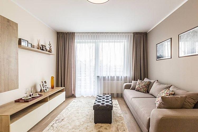 Дизайн бежевой гостиной 2021