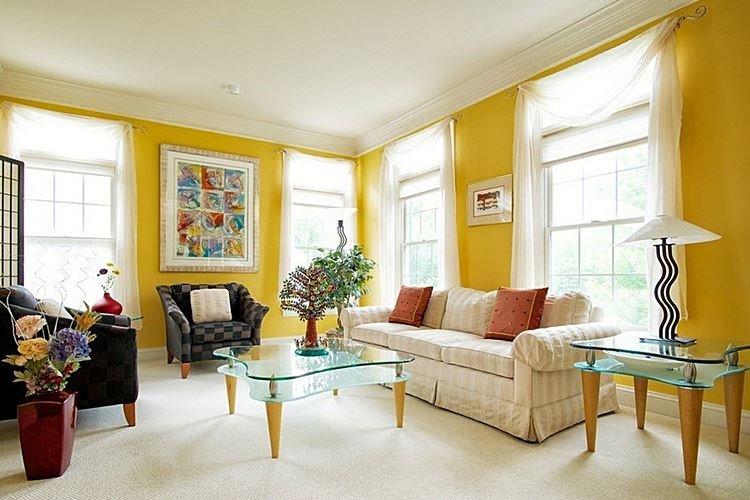 Дизайн желтой гостиной 2021