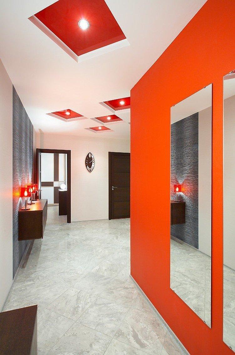 Светлый коридор в квартире - фото