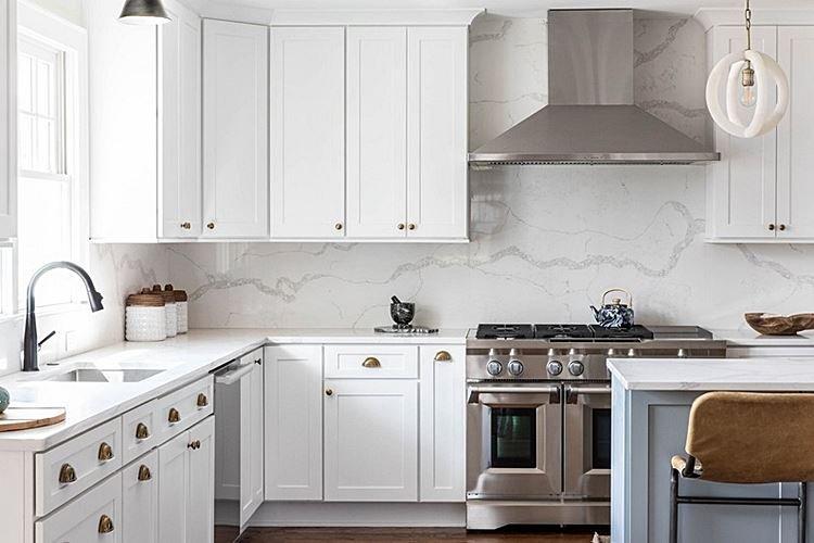 Дизайн белой кухни 2021