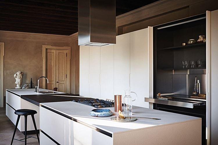 Дизайн кухни 2021 в стиле хай-тек