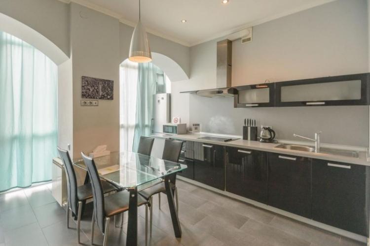 Кухня, совмещенная с балконом - дизайн интерьера фото