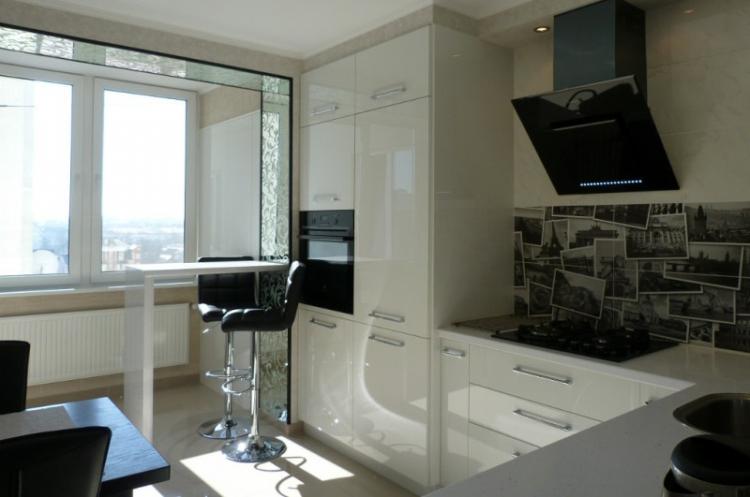 Кухня, совмещенная с балконом - дизайн интерьера фото