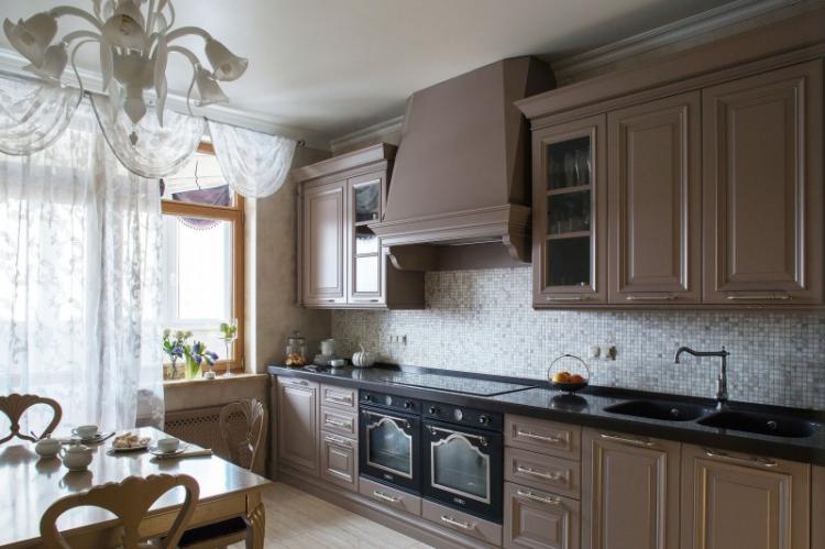 Коричневая кухня в классическом стиле - Дизайн интерьера