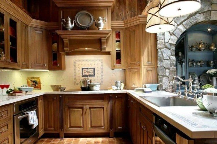 Коричневая кухня в стиле кантри - Дизайн интерьера