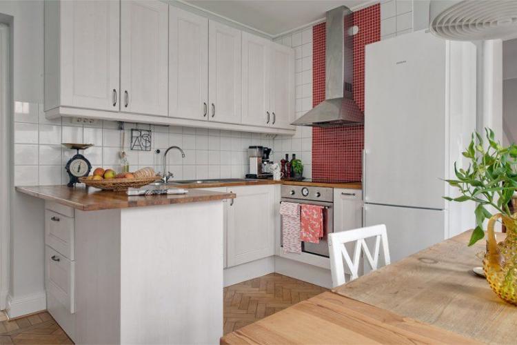 Минимум декора и аксессуаров - Дизайн маленькой кухни