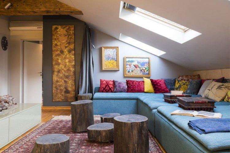 Дизайн гостиной в мансарде - фото