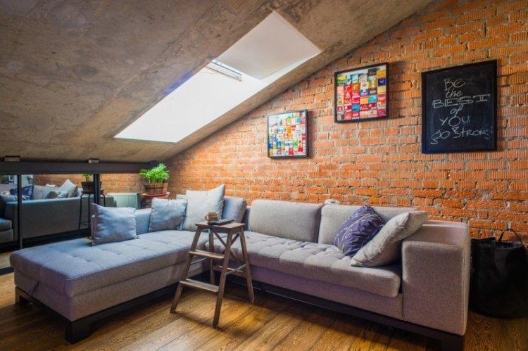 Дизайн гостиной в мансарде - фото