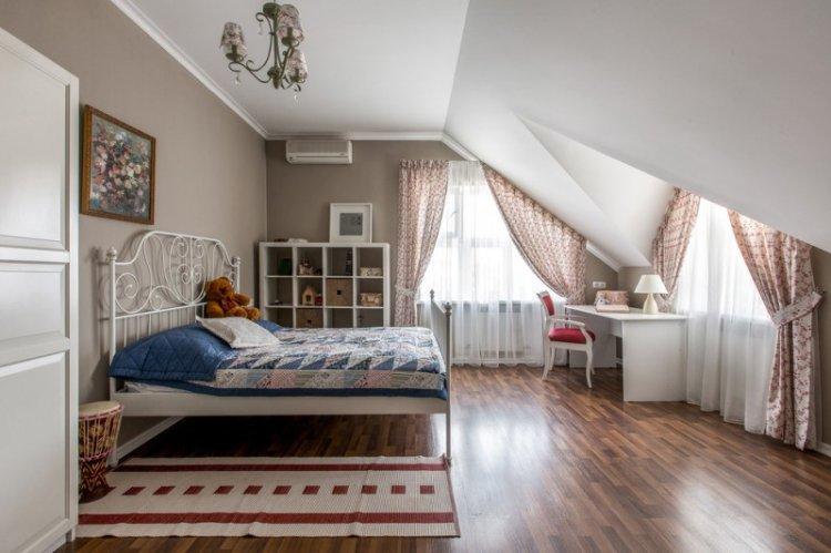 Дизайн детской комнаты в мансарде - фото