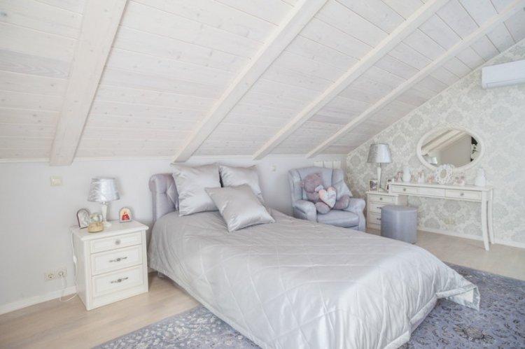 Дизайн детской комнаты в мансарде - фото