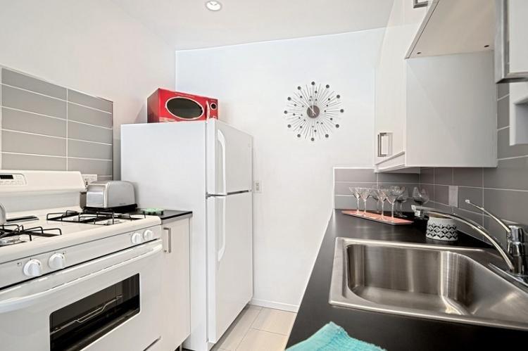 Узкая кухня - дизайн интерьера фото