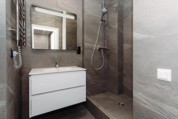 Узкая ванная комната - дизайн интерьера фото