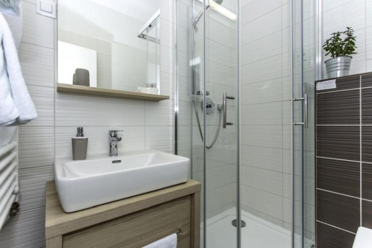 Дизайн маленькой ванной с душевой кабиной