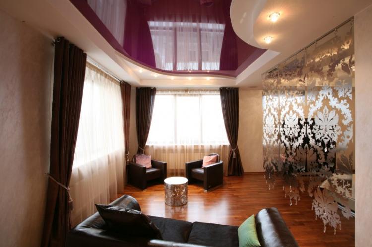 Двухуровневые натяжные потолки в гостиной