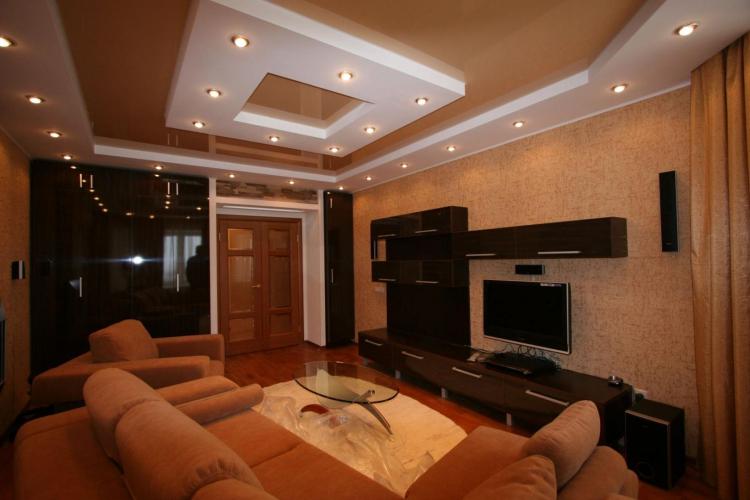 Двухуровневые натяжные потолки в гостиной