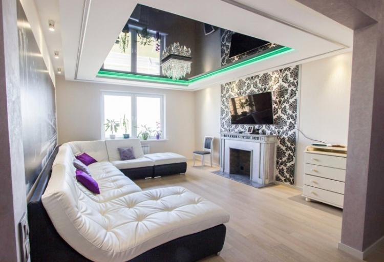 Двухуровневые натяжные потолки в гостиной